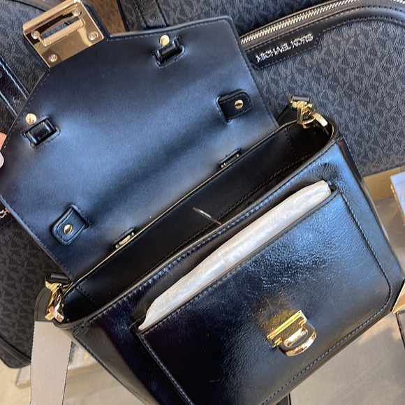 MICHAEL KORS
Manhattan Md TH SCHOOL Crackled Metallic Leather SATCHEL Crossbody - Picture 11 of 16